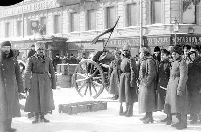 Barrikaden auf dem Liteiniy Prospekt, St. Petersburg, Februar 1917 von Karl Karlovich Bulla